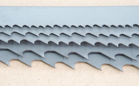 北辰带锯床上的钢丝刷，对于带锯条的重要性